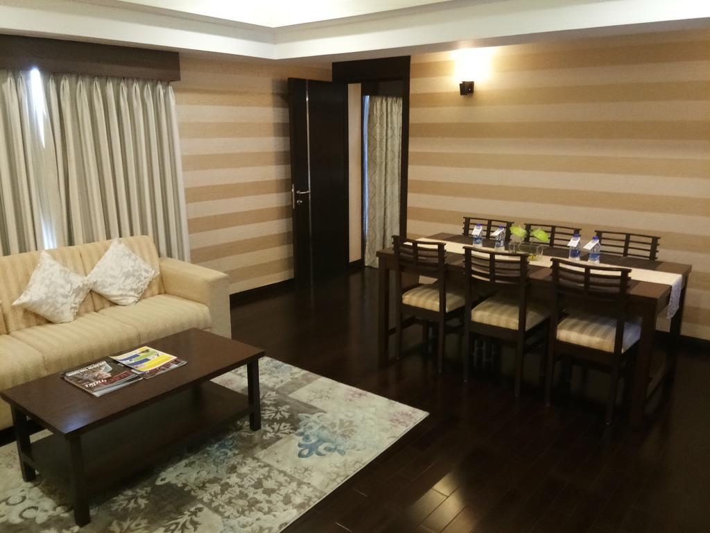 Fortune Select Grand Ridge, Tirupati - Member Itc Hotels' Group מראה חיצוני תמונה A living room in a suite at the hotel